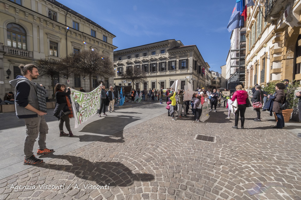 Manifestazione dei ragazzi a Novara per FridaysForFuture