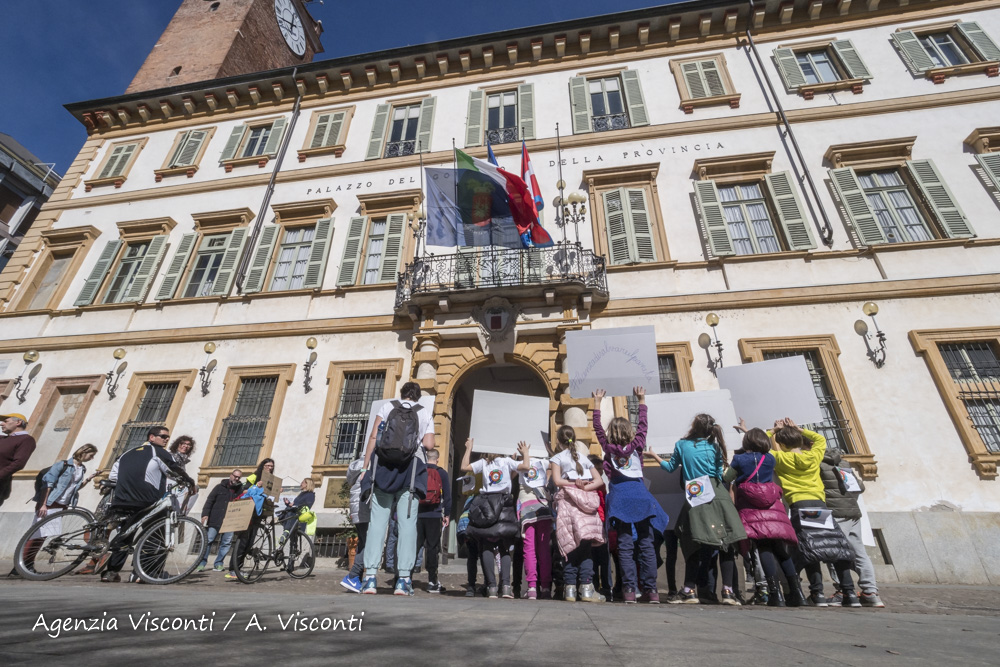 Manifestazione dei ragazzi a Novara per FridaysForFuture