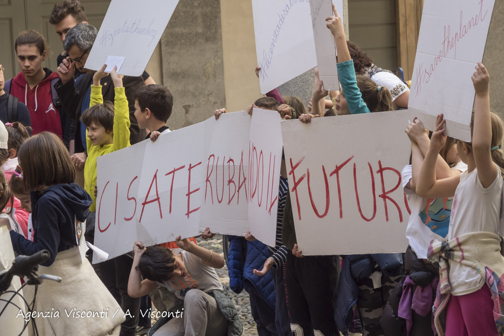 Manifestazione dei ragazzi a Novara per FridaysForFuture