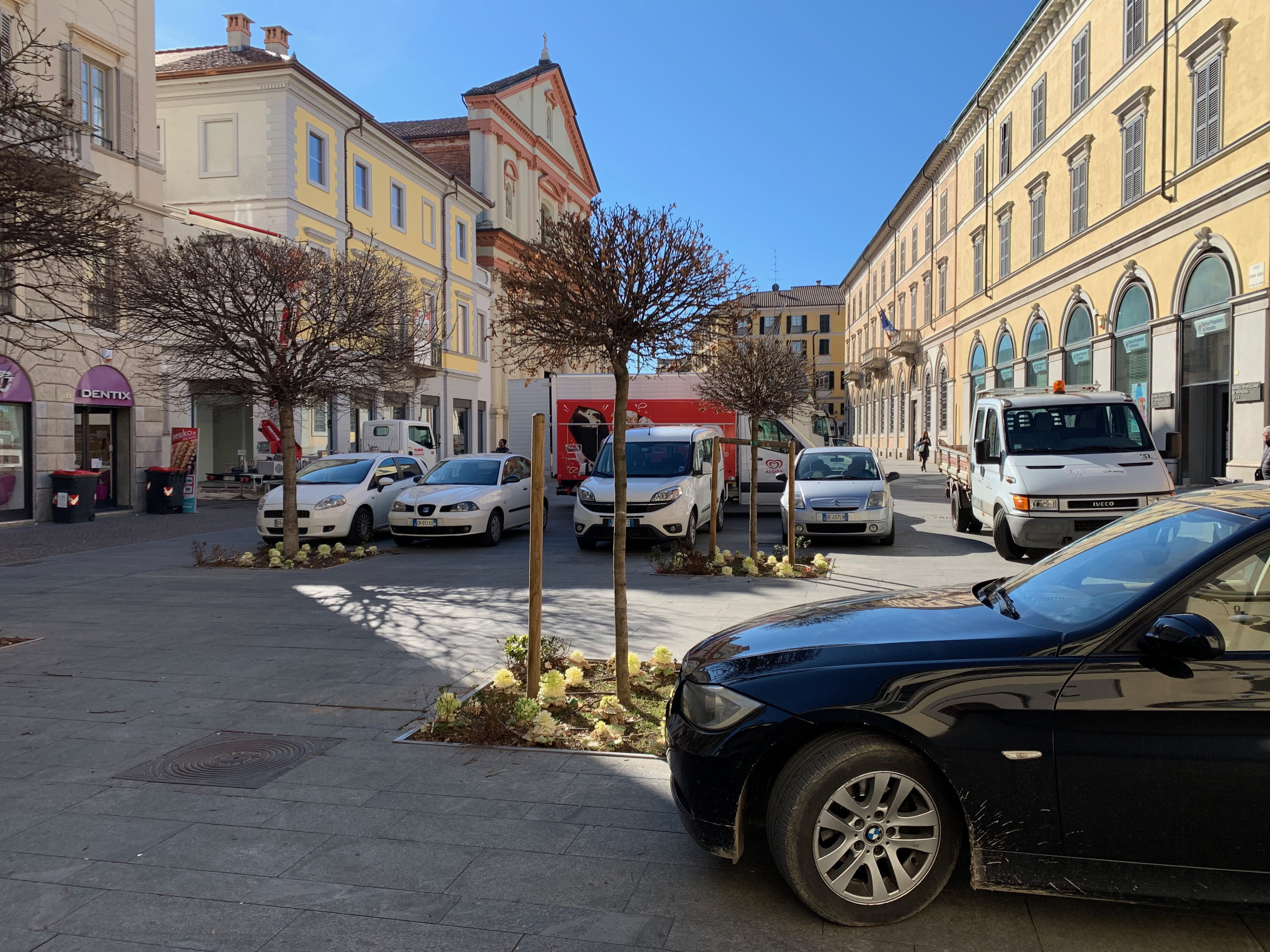 Novara, in centro città nella Ztl «auto parcheggiate ad ogni ora e traffico»