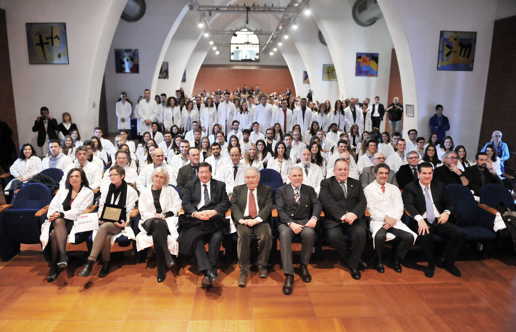 La cerimonia del Camice bianco, i futuri medici entrano in corsia