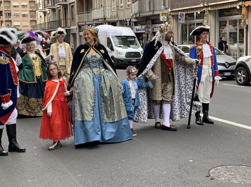 Migliaia di persone alla sfilata del Carnevale di Novara (video e immagini)