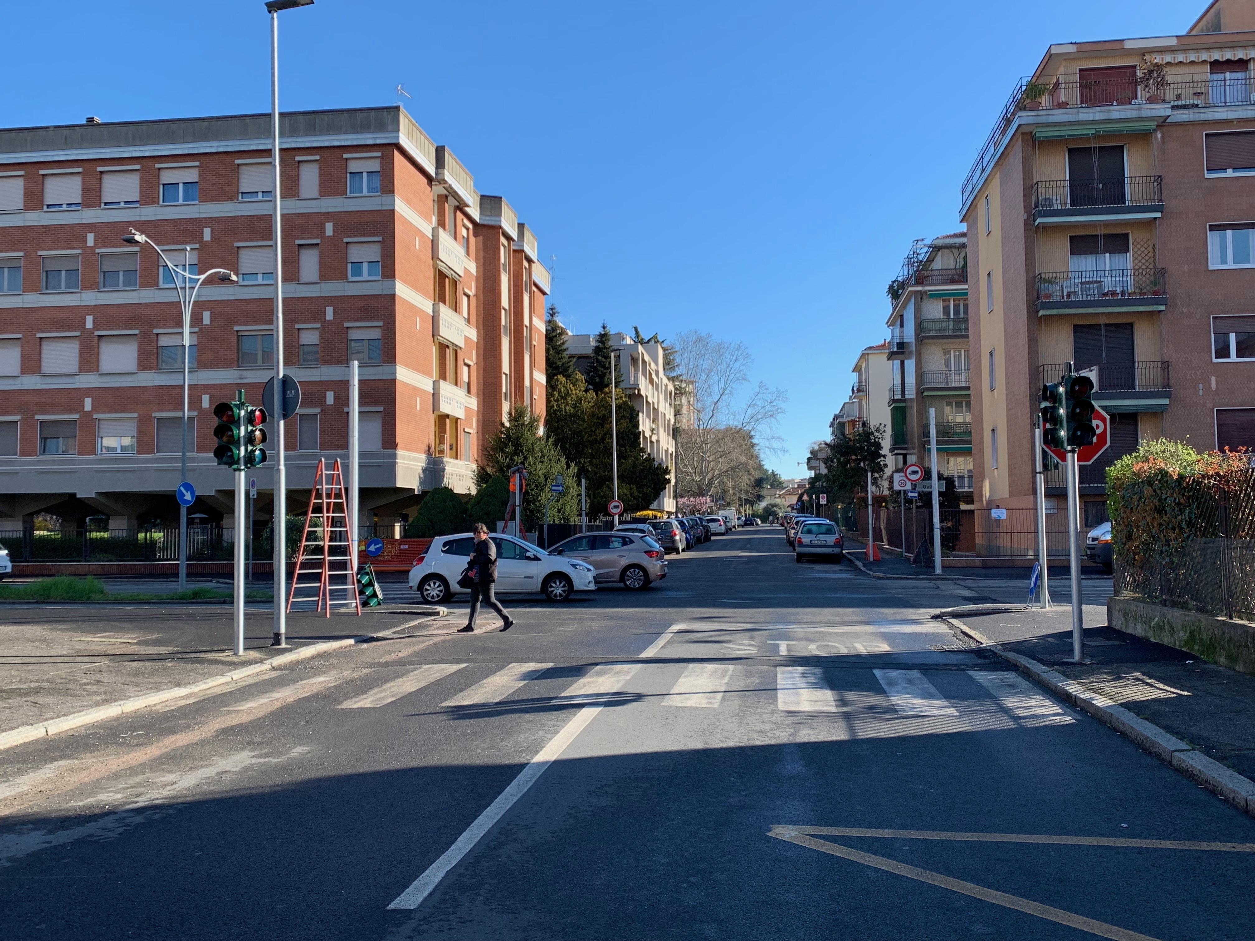 Novara, via Galileo Galilei, installato un nuovo semaforo all’incrocio con via Vico