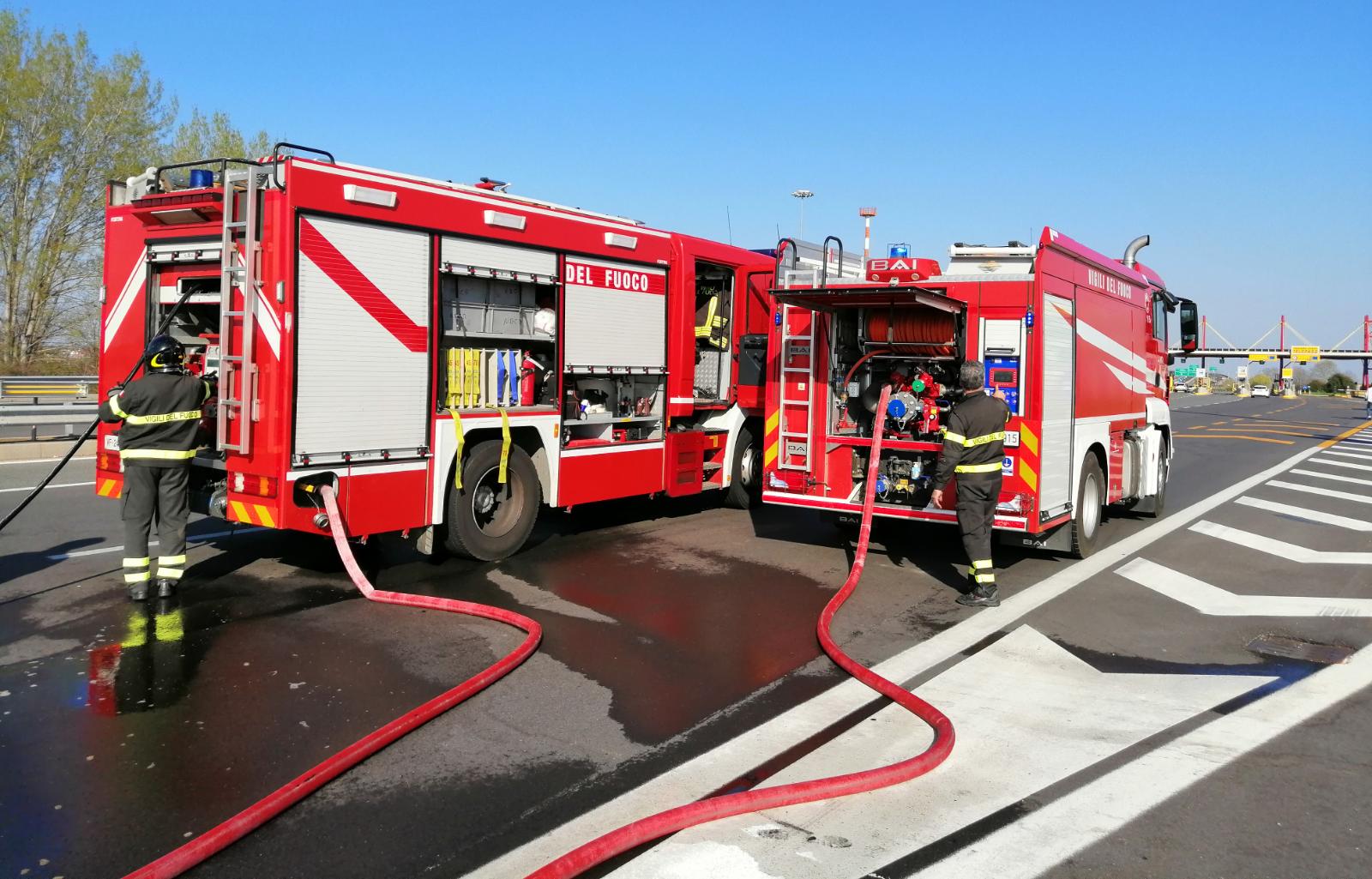 Fiamme da un’auto a gpl a Galliate al casello, sul posto i Vigili del fuoco