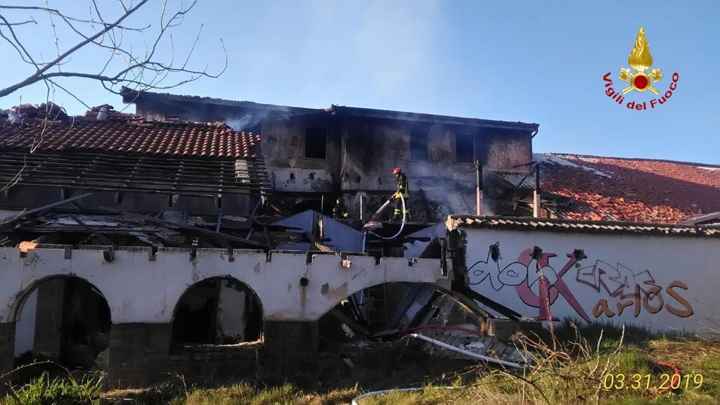 Fiamme all’ex discoteca Marsina di Cerano