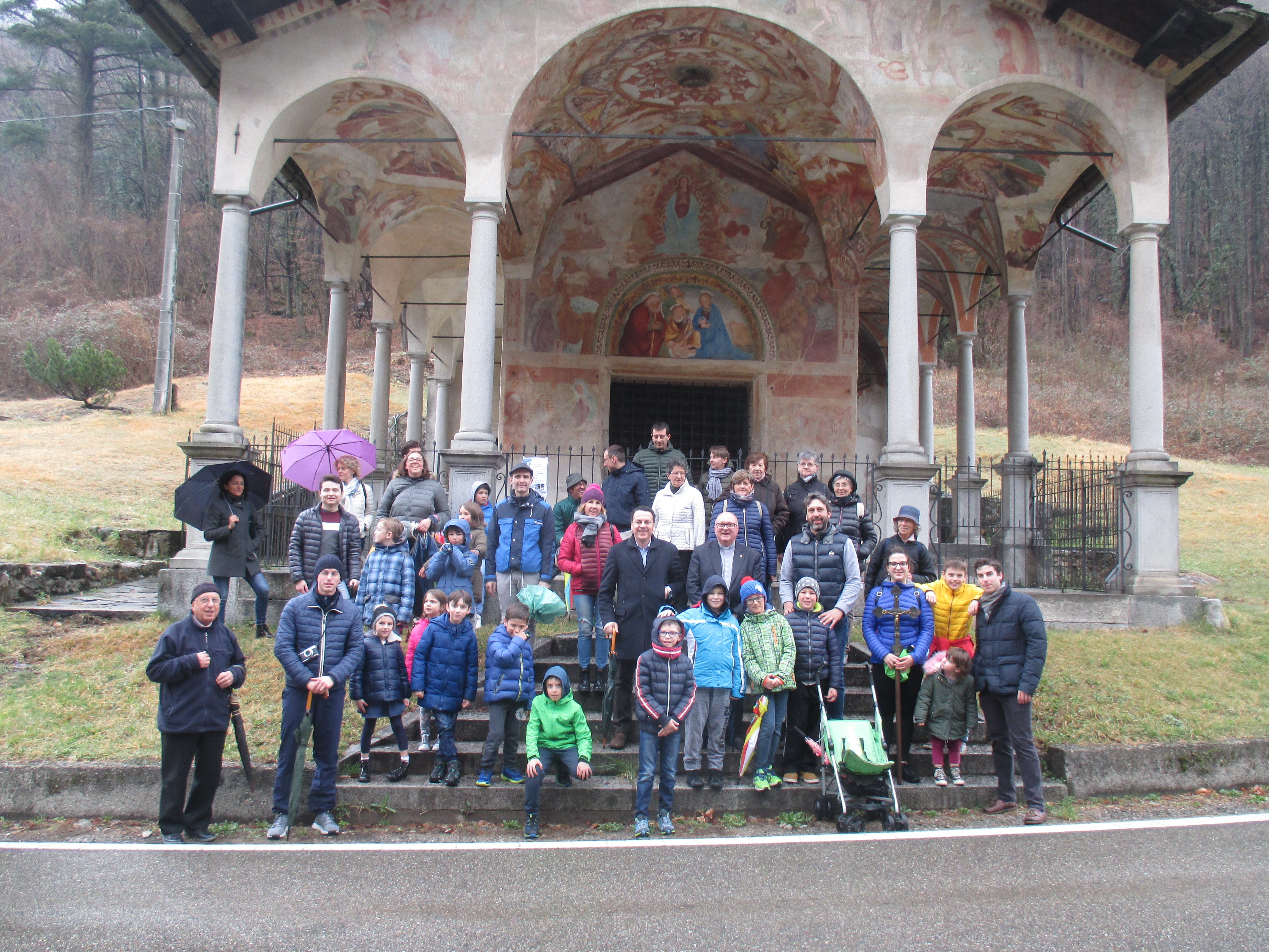Varallo, fino a Roccapietra a piedi per l’ingresso di don Roberto (foto gallery)