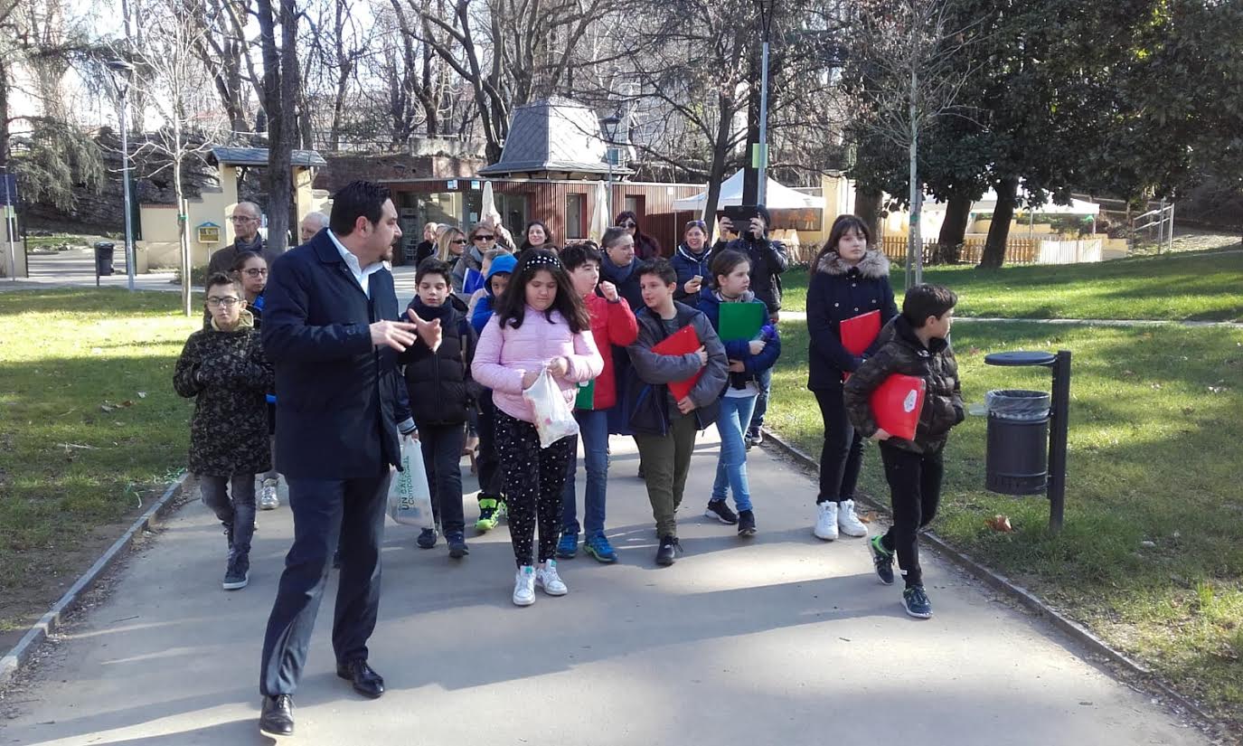 Novara, gli alunni del progetto Consiglio comunale dei bambini in visita al Parco dei Bambini