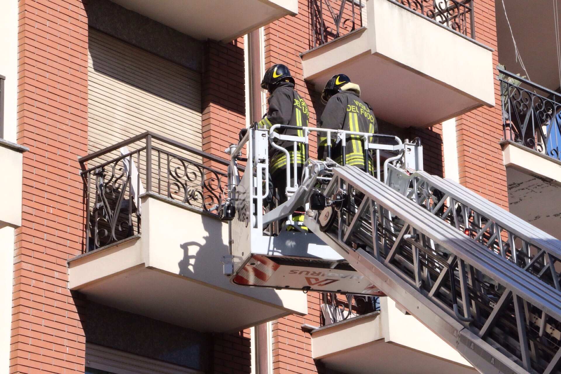 Intervento dei Vigili del fuoco a Intra per soccorrere una persona anziana