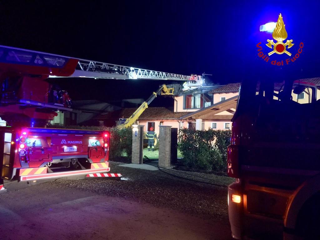 Fiamme da un tetto al Torrion Quartara a Novara