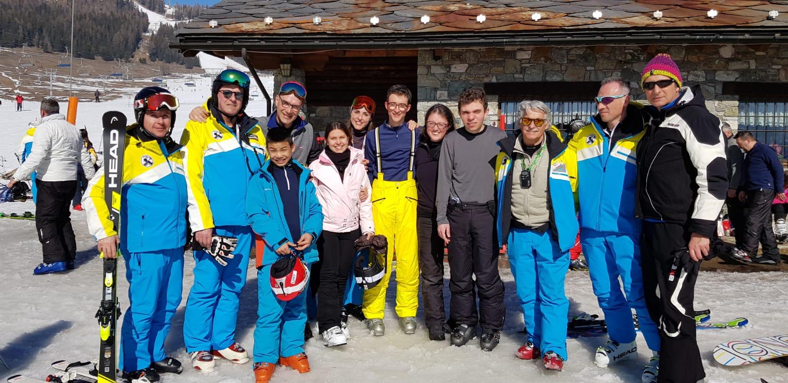 Sport e inclusione: i ragazzi del Centro Gazza Ladra di Invorio imparano a sciare grazie al Lesa Sci Club