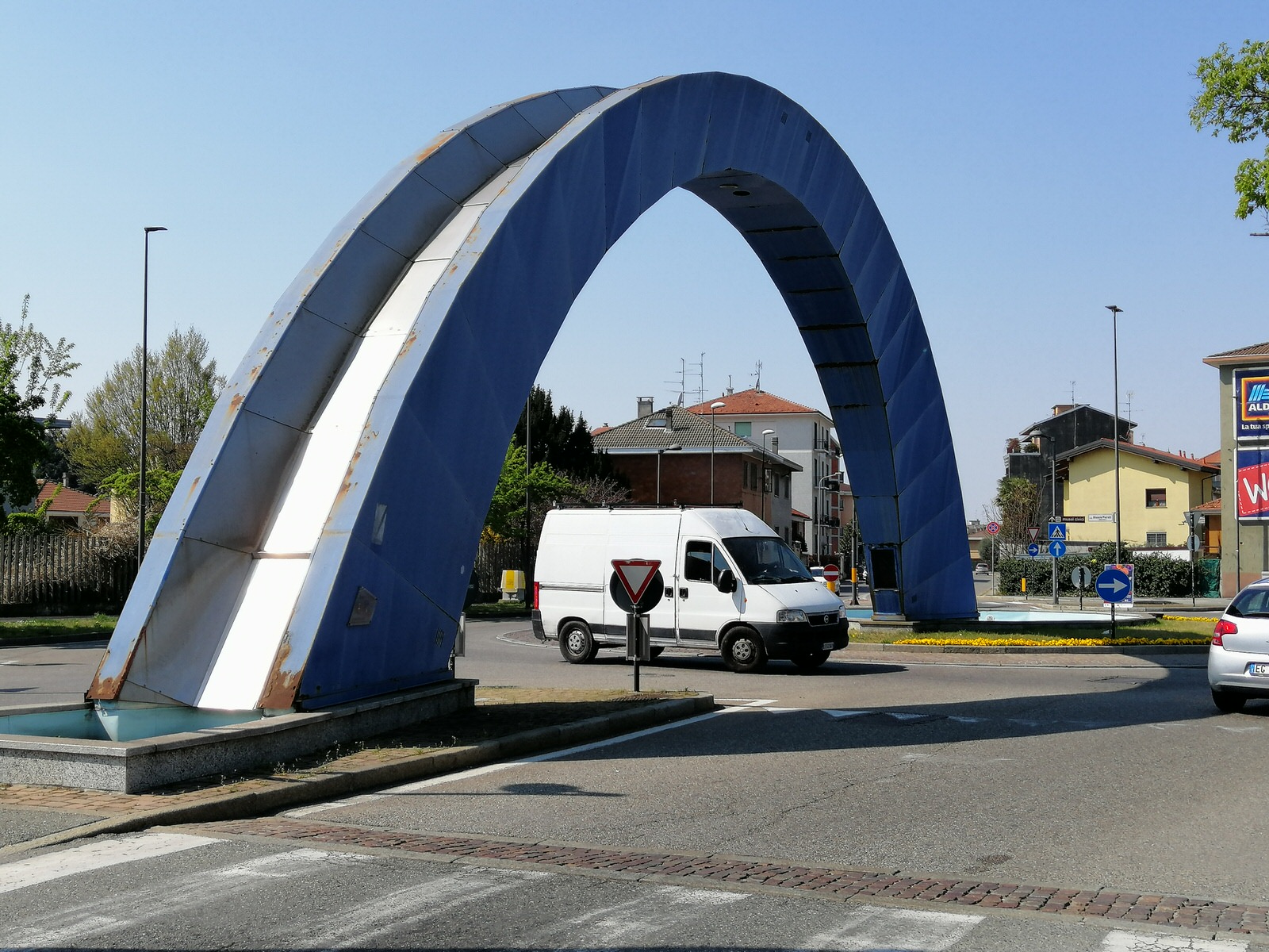 Rotonda cavalcavia XXV Aprile Novara