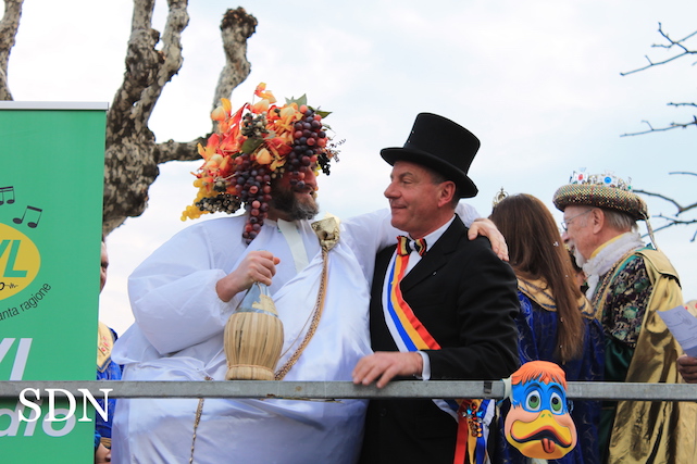 Un “brindisi” per la sfilata di Carnevale a Intra (foto gallery)