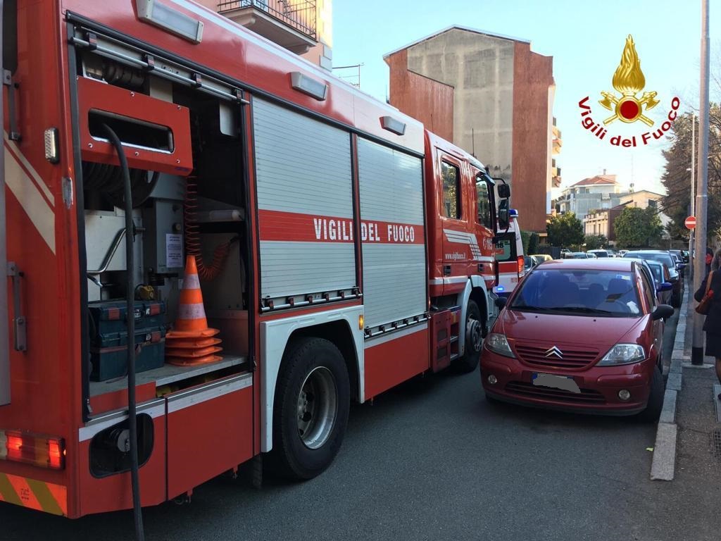 Fiamme martedì pomeriggio in un’abitazione di via Torelli, a Novara
