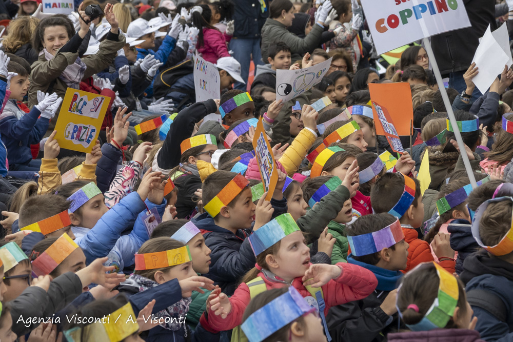 Novara si è tinta di mille colori con la Marcia della pace dei bambini