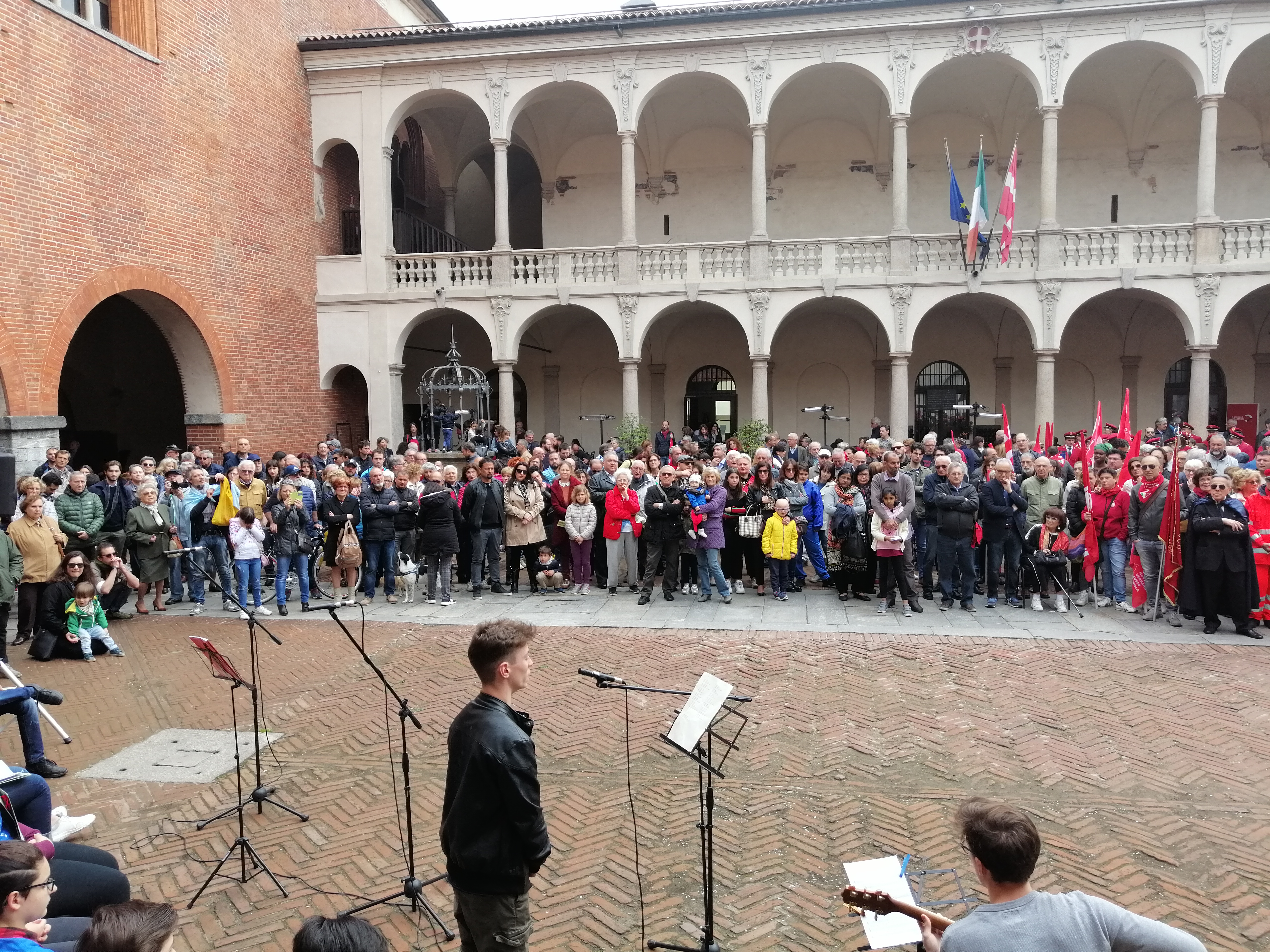 Anche Novara ha celebrato il 25 Aprile, tanti i ragazzi, i giovani, presenti