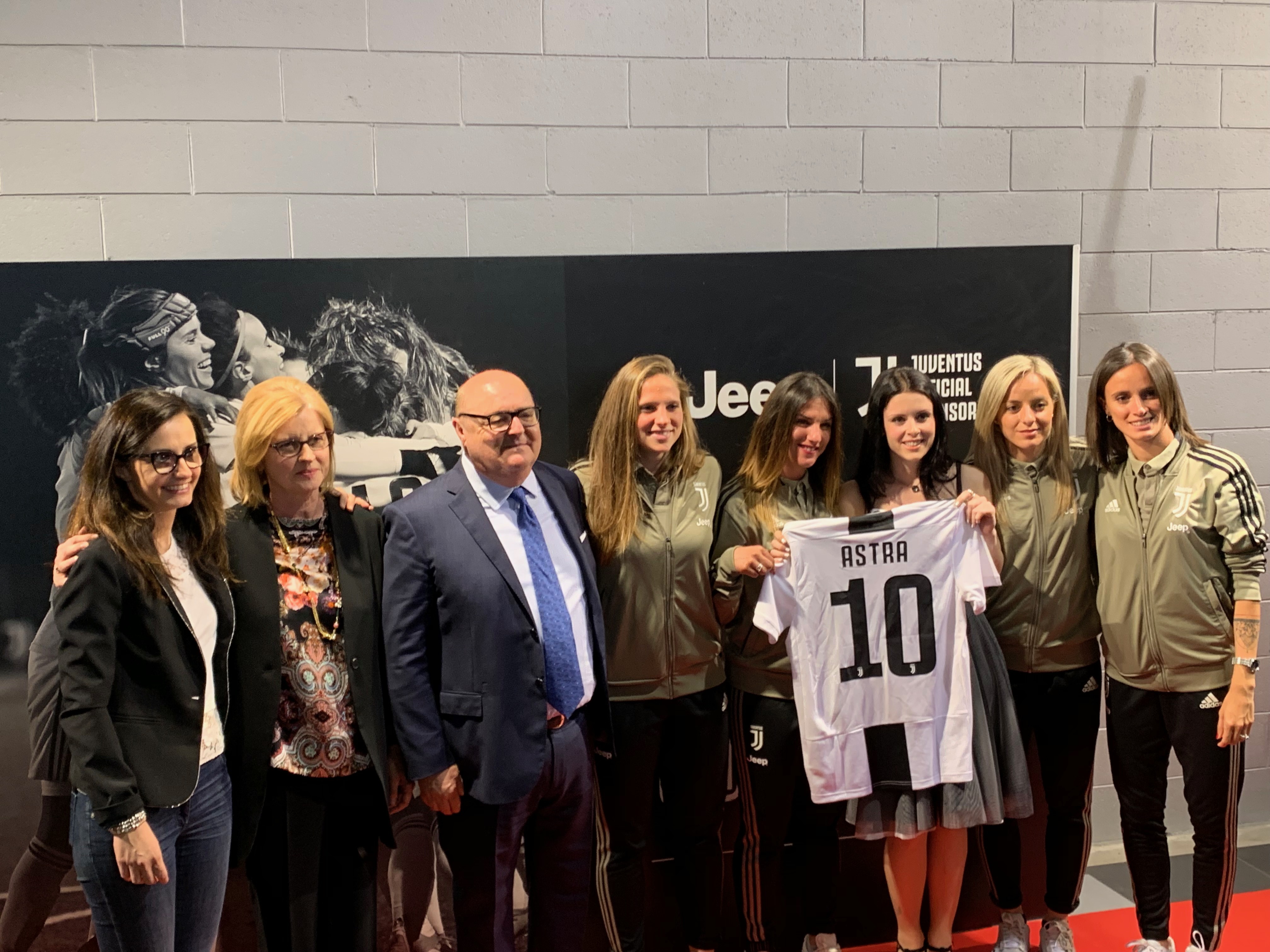 La Juventus Women ospite nello Showroom dell’Astra a San Pietro Mosezzo: premiato il direttore di Tuttosport Jacobelli