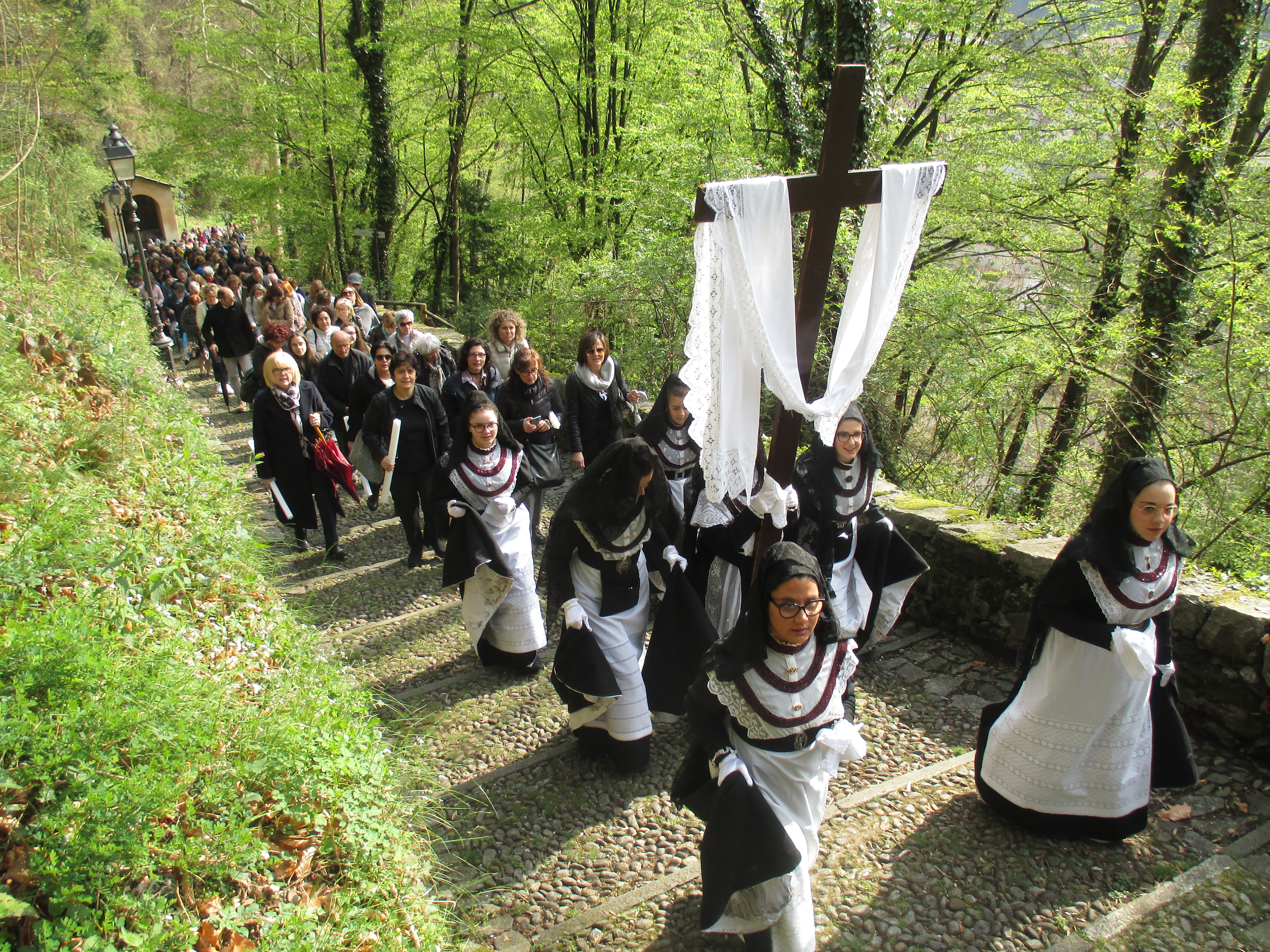 A Varallo la processione delle Pie Donne (le immagini)