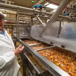 Cesare ponti nell'impianto di produzione dei sottaceti