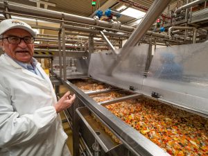Cesare ponti nell'impianto di produzione dei sottaceti