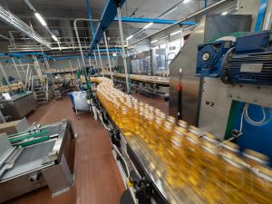 Le bottiglie di aceto vanno verso l'imballaggio