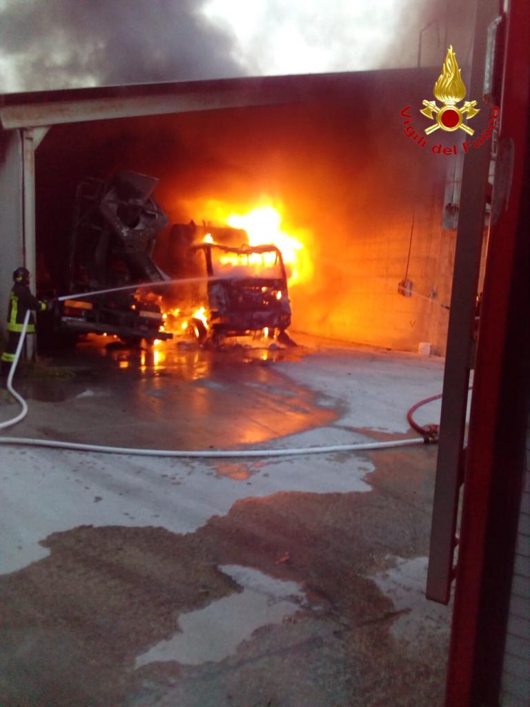 Alcuni mezzi in fiamme in un cementificio di Oleggio