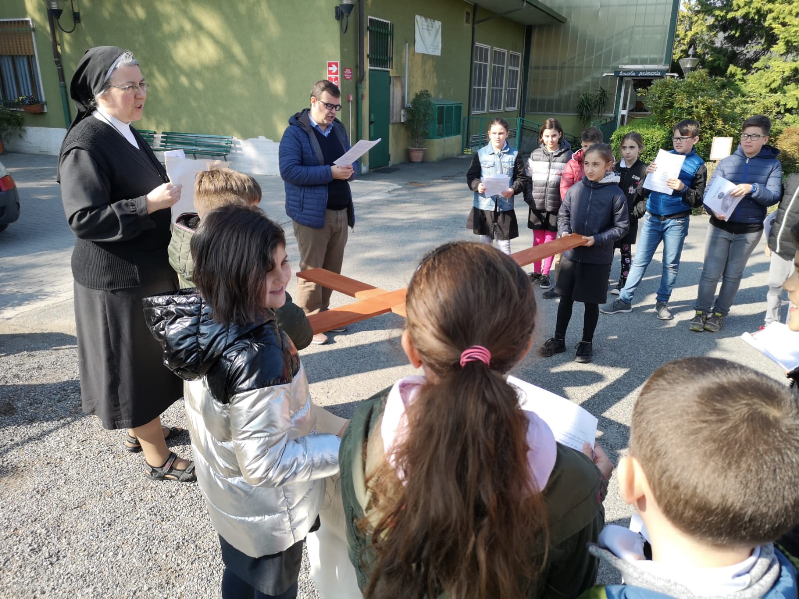 Scuola Sacro Cuore di Romagnano, la tradizionale Via Crucis meditata