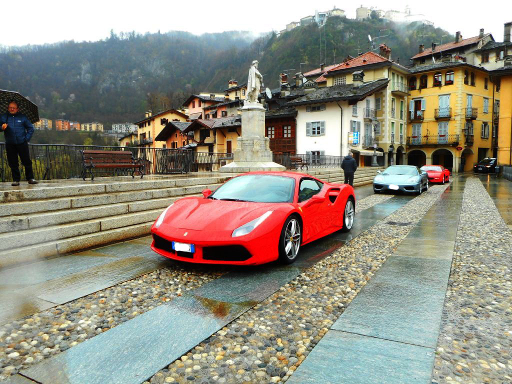 Raduno delle Ferrari a Varallo