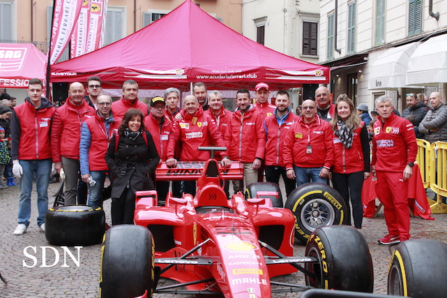 Intra si è vestita di rosso con il raduno delle Ferrari (foto gallery)