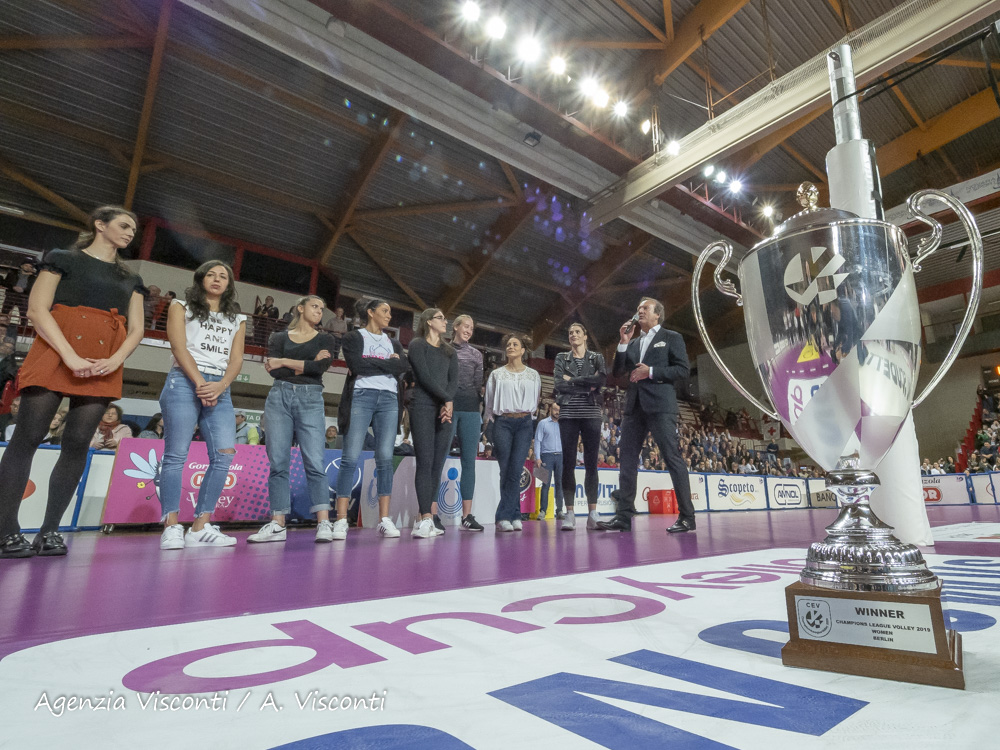 Igor Volley Novara Campione d’Europa: la festa al Pala Igor (video e foto)