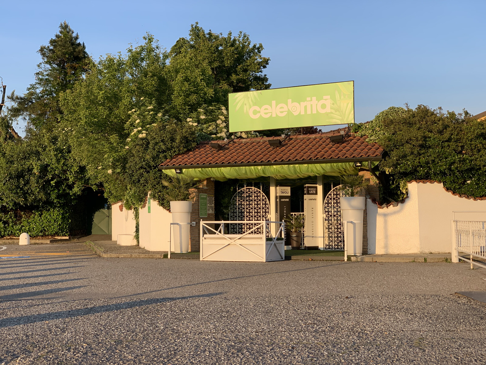 Hotel al posto del Celebrità? «Contatti ma nulla di definito»
