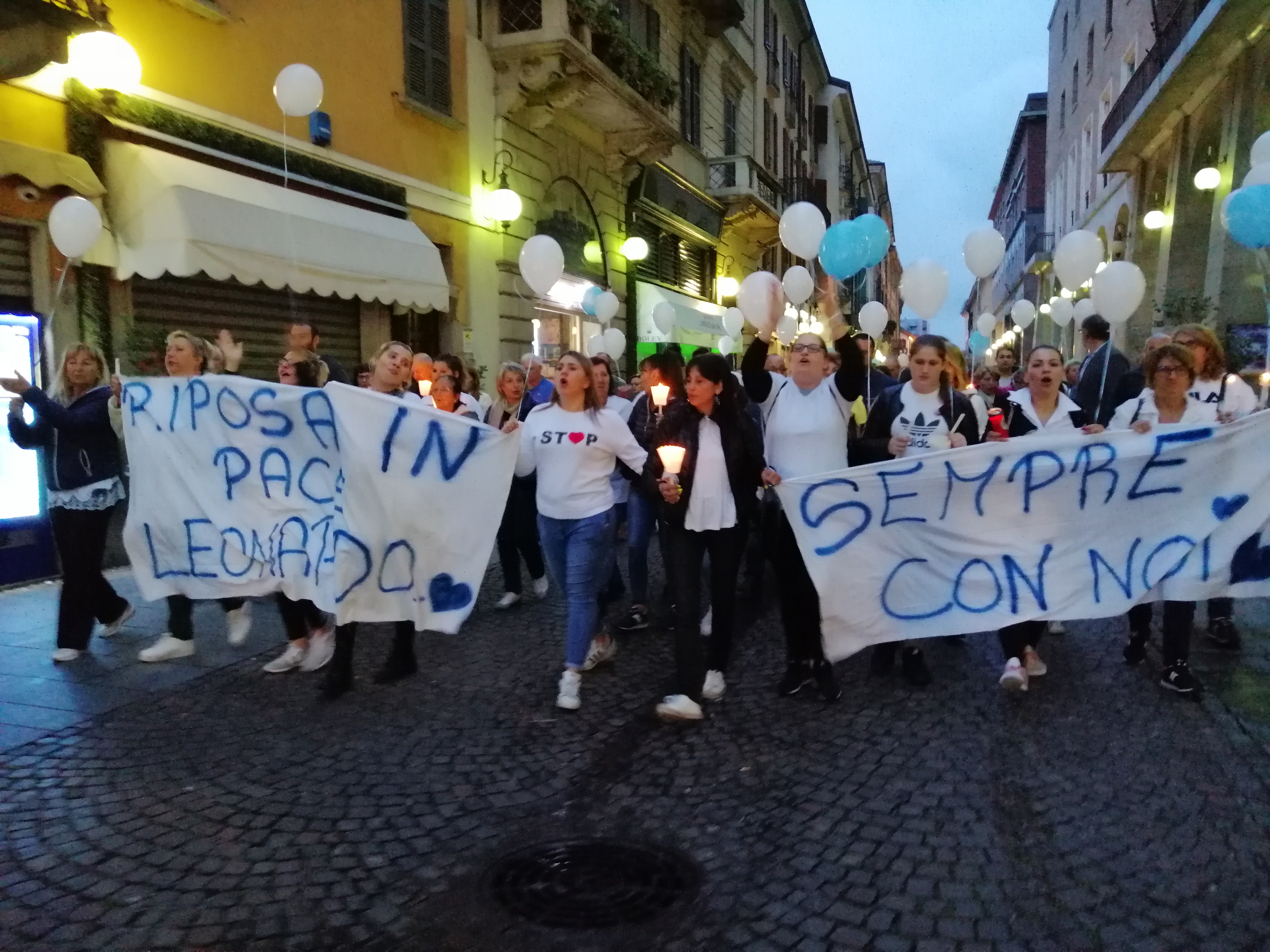 Novara: in 1.500 alla fiaccolata in memoria del piccolo Leonardo