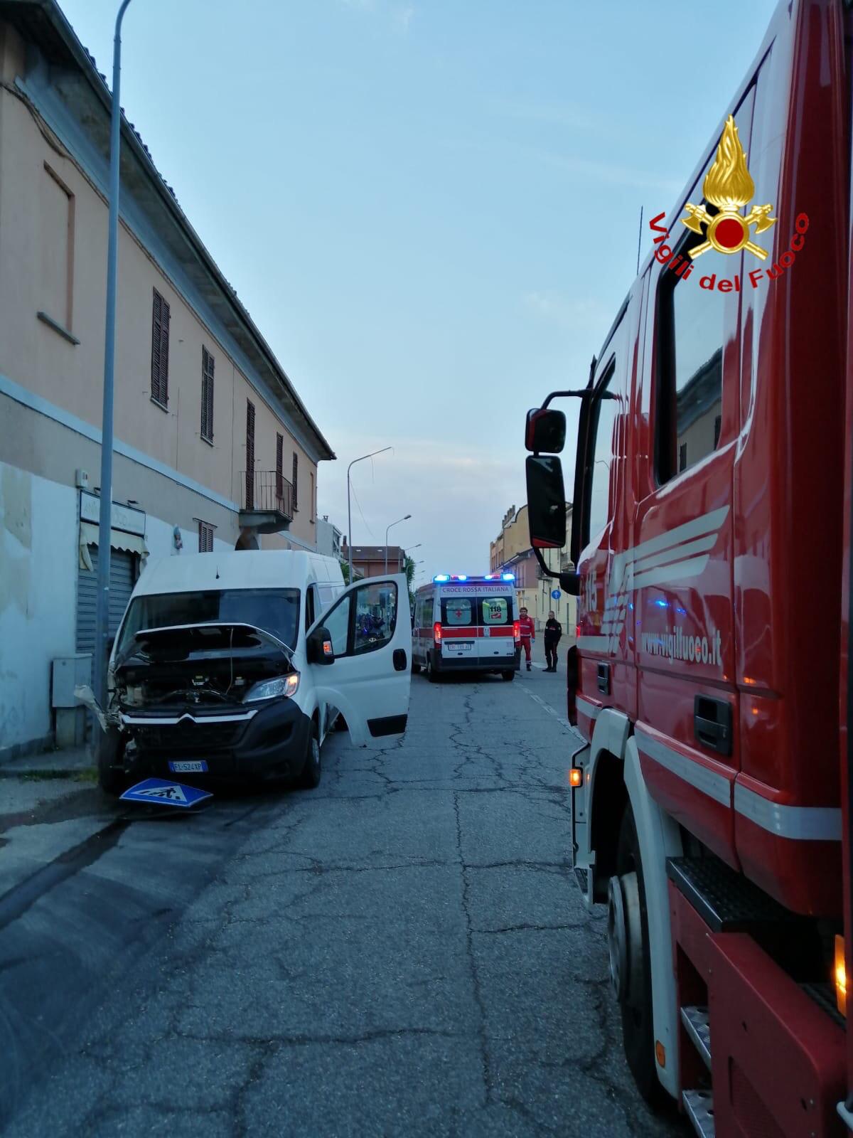 Incidente stradale in corso XXIII Marzo: furgone finisce contro auto in sosta