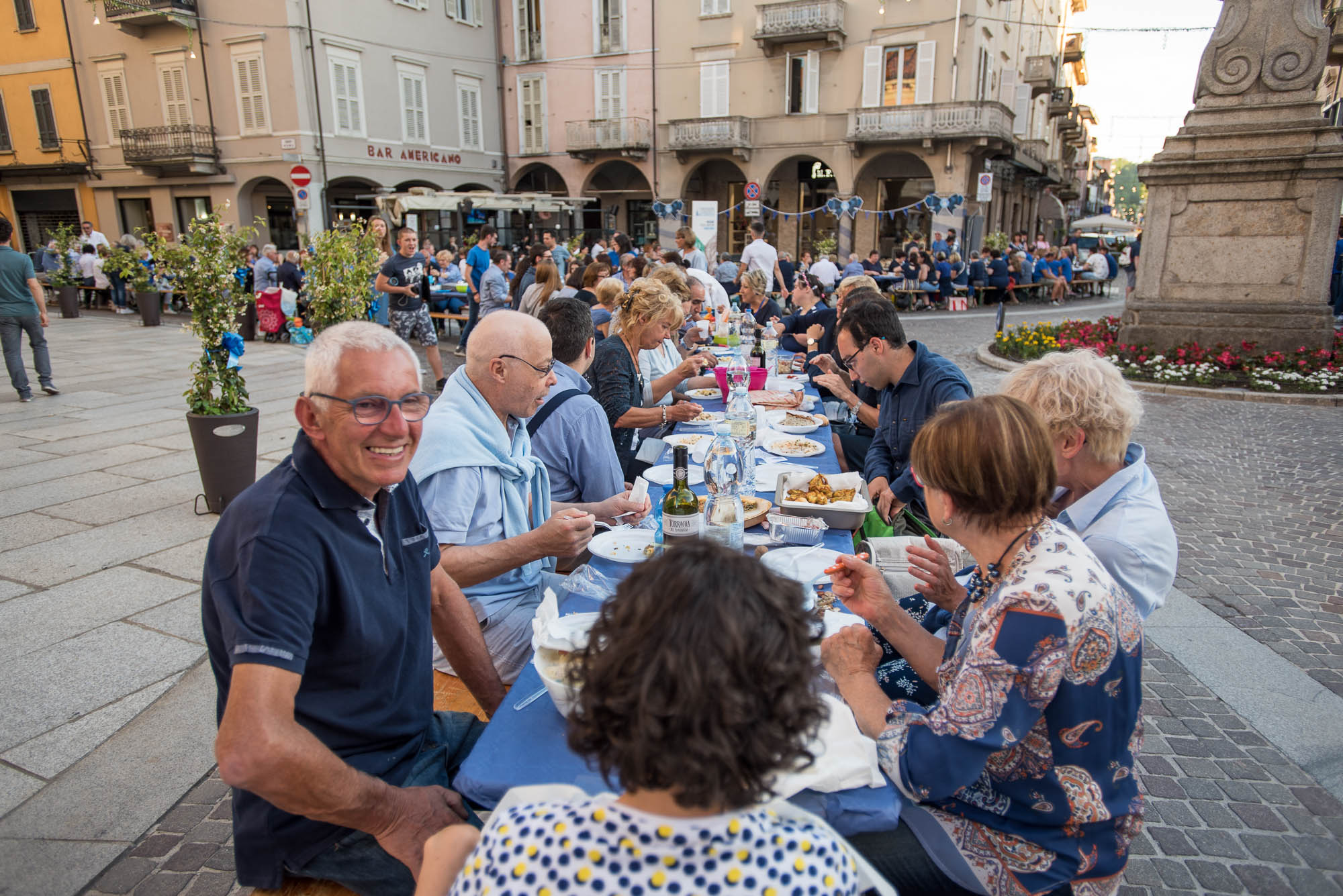 Cena di condivisione Borgo in blu con trecento di partecipanti