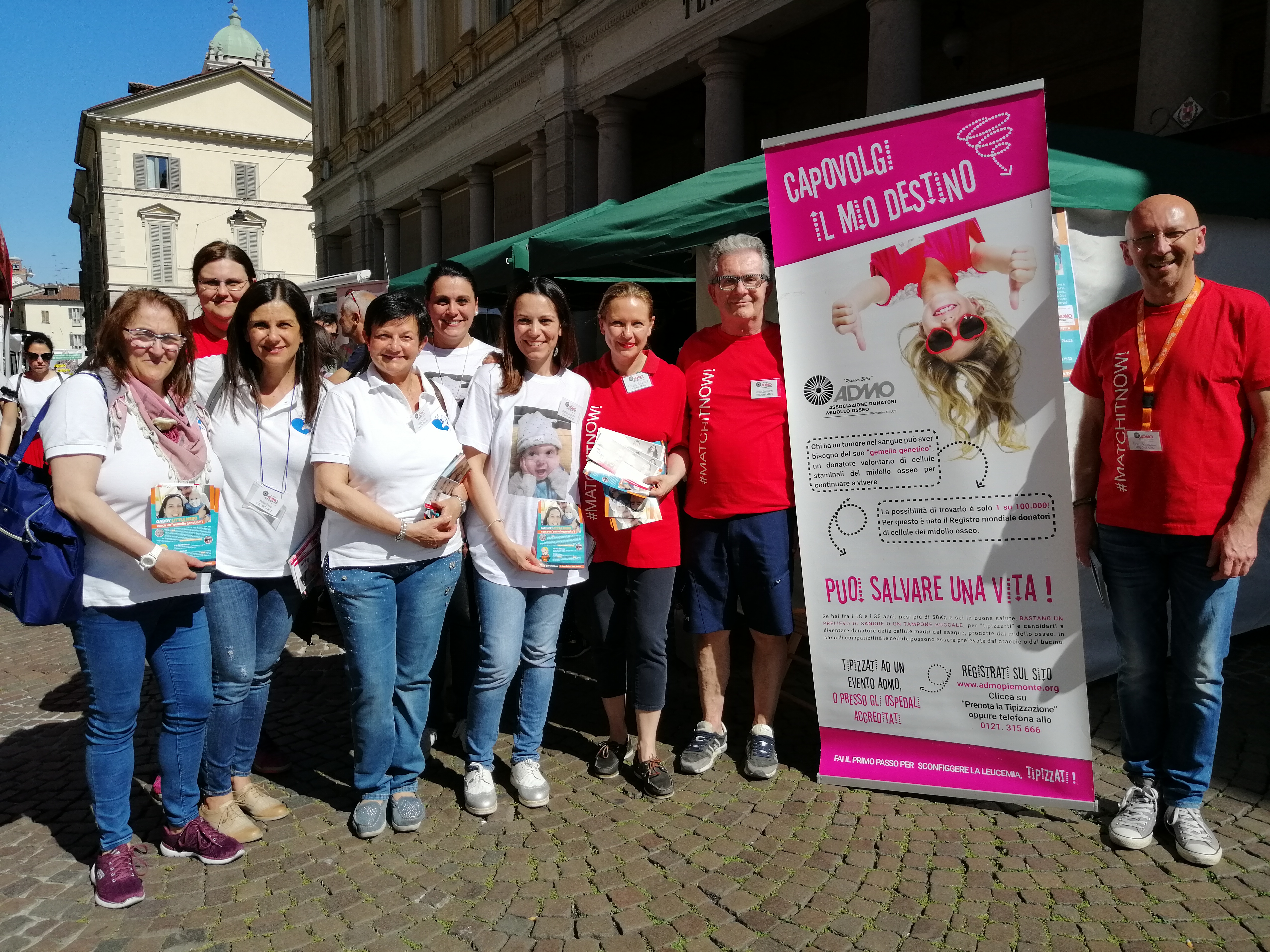 Novara solidale e dal grande cuore: in tanti in piazza per aiutare il piccolo Gabriele