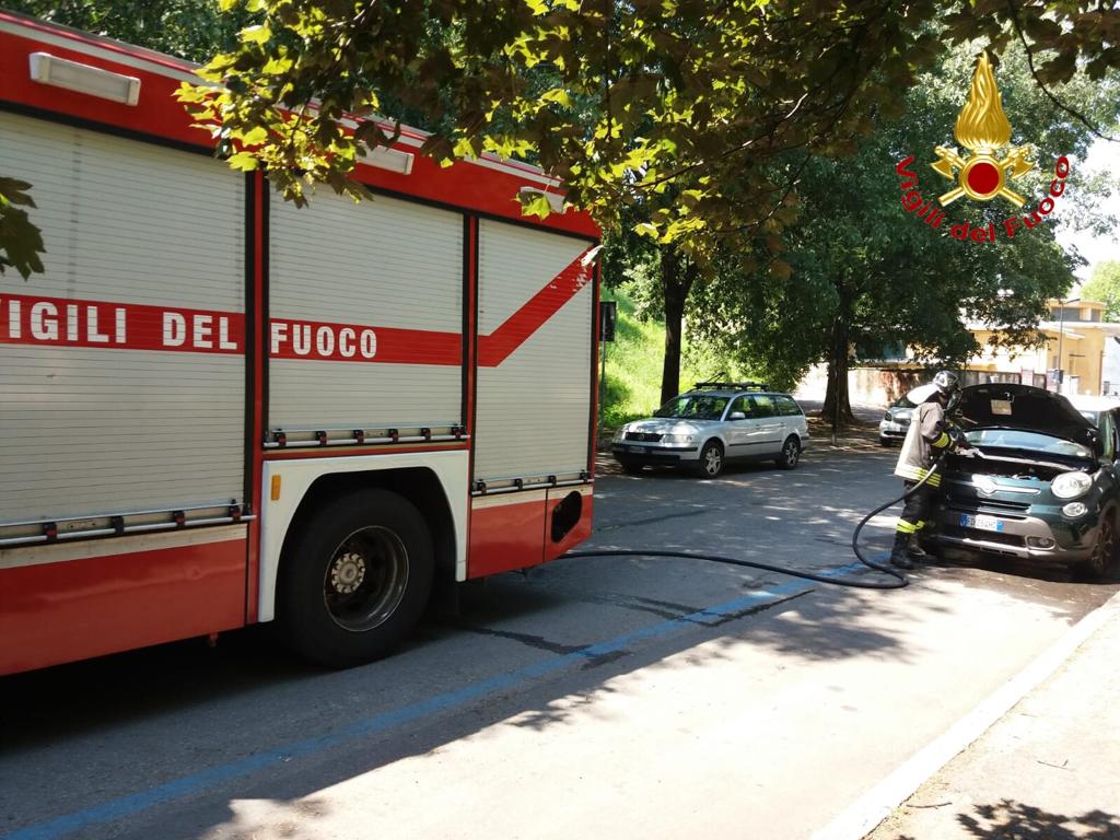Auto in fiamme in via Solferino a Novara