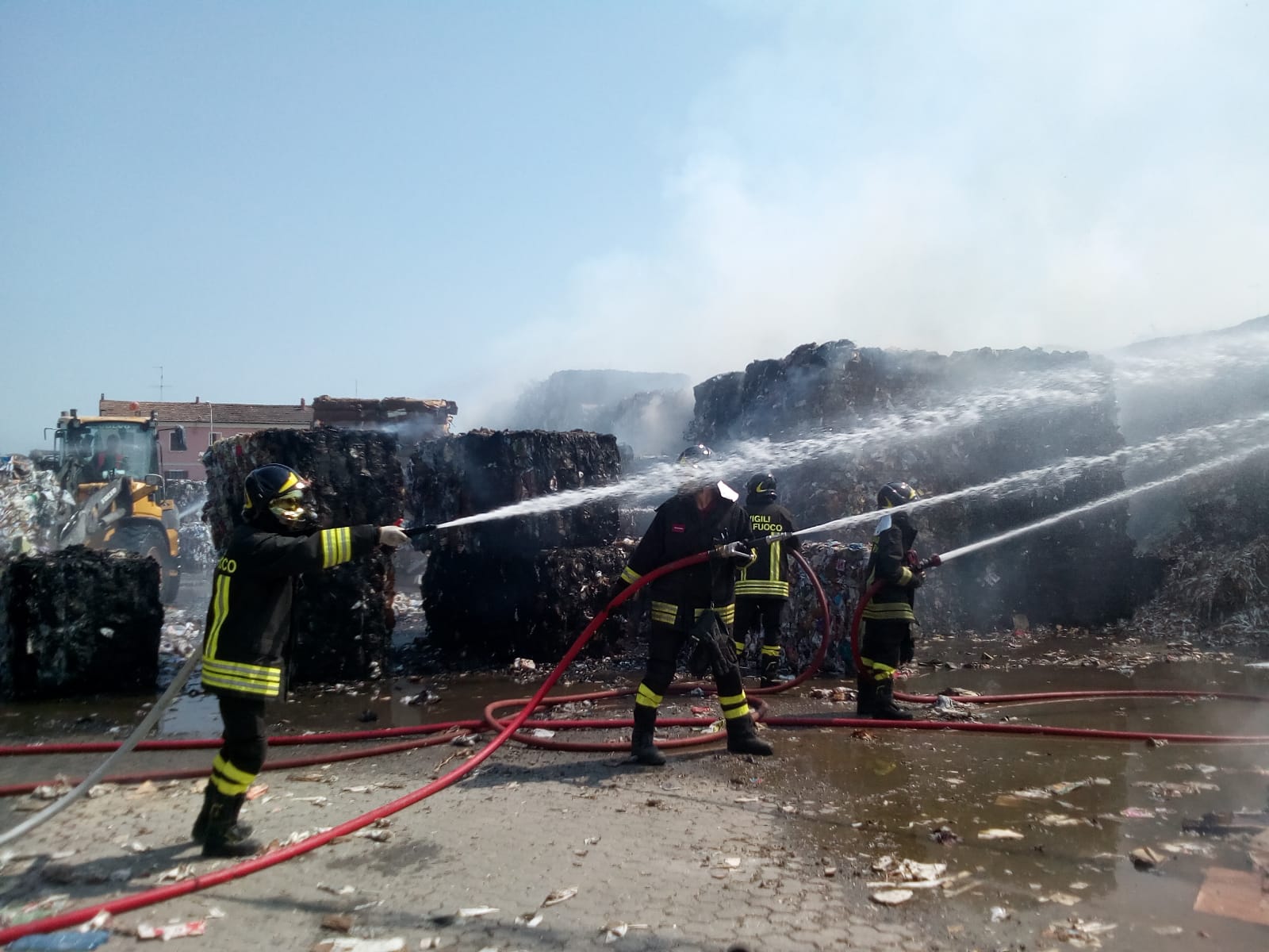 Fiamme alla cartiera di Momo, sul posto i Vigili del fuoco