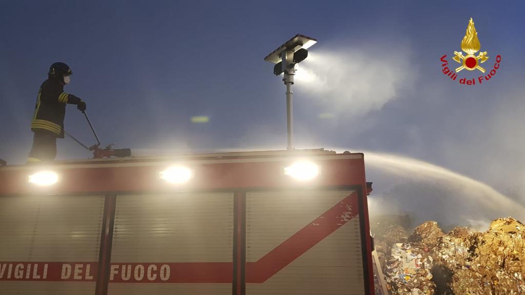 Incendio alla cartiera di Momo: intervento dei Vigili del fuoco concluso