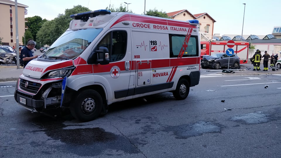 Novara: incidente tra ambulanza e autovettura giù dal cavalcavia Porta Sempione