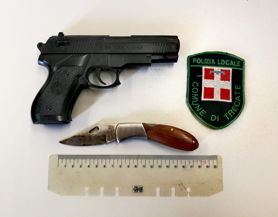 Trecate: importuna i clienti di un bar, denunciato per porto abusivo d’arma dalla Polizia locale