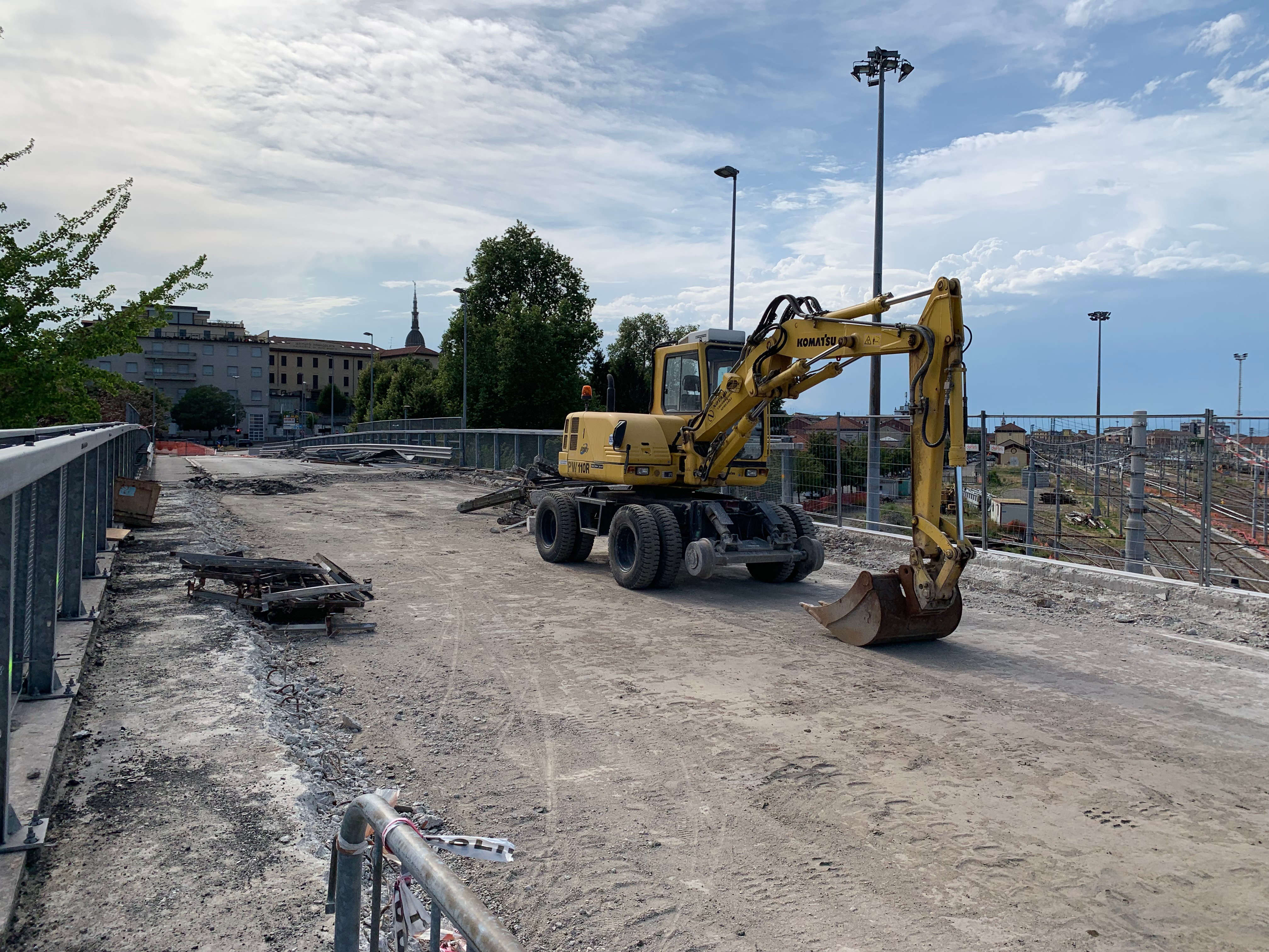 Novara, Cavalcavia Porta Milano chiuso, è crisi per il commercio