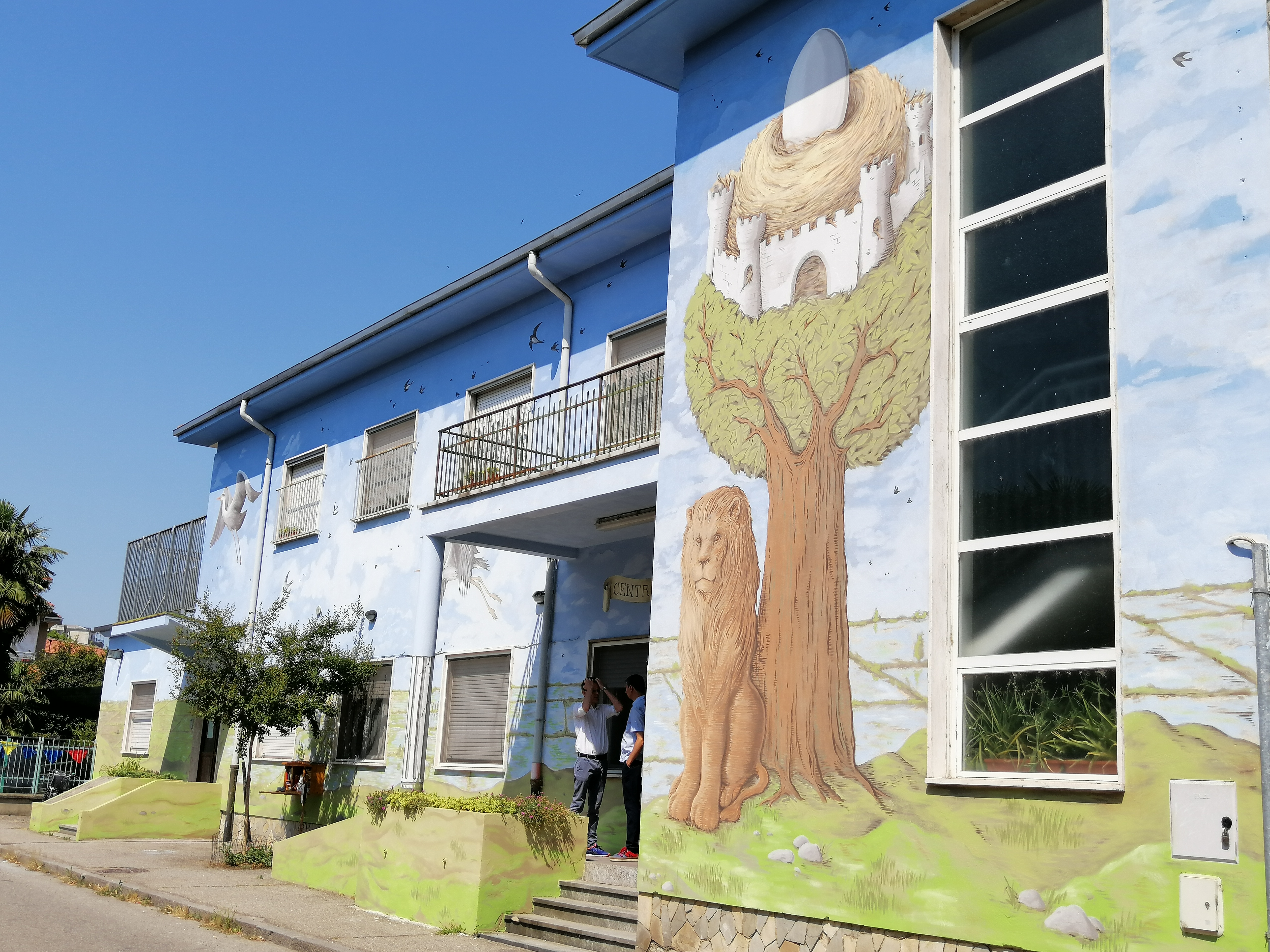 Novara: la street-art abbellisce l’esterno del Centro per le Famiglie