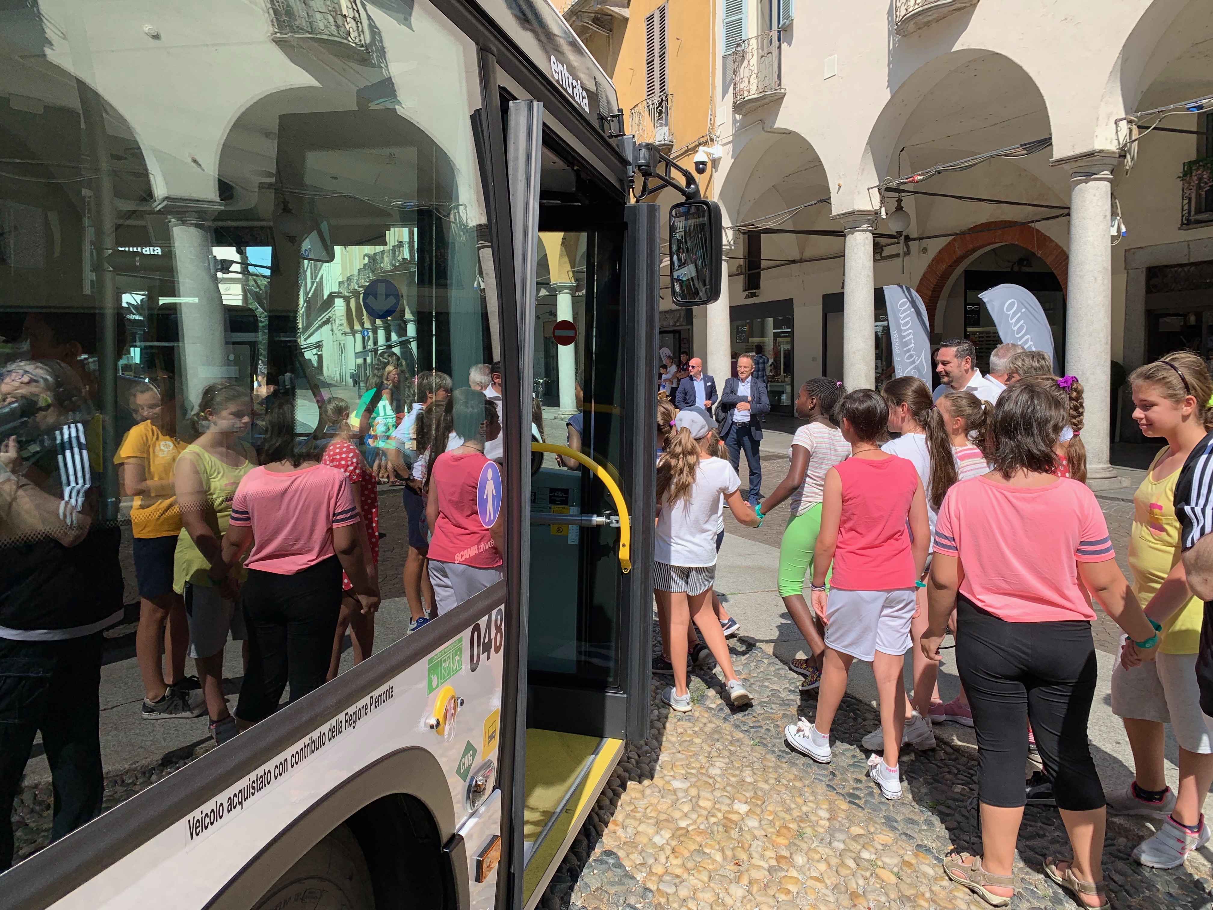 Presentati 7 nuovi pullman a metano della Sun