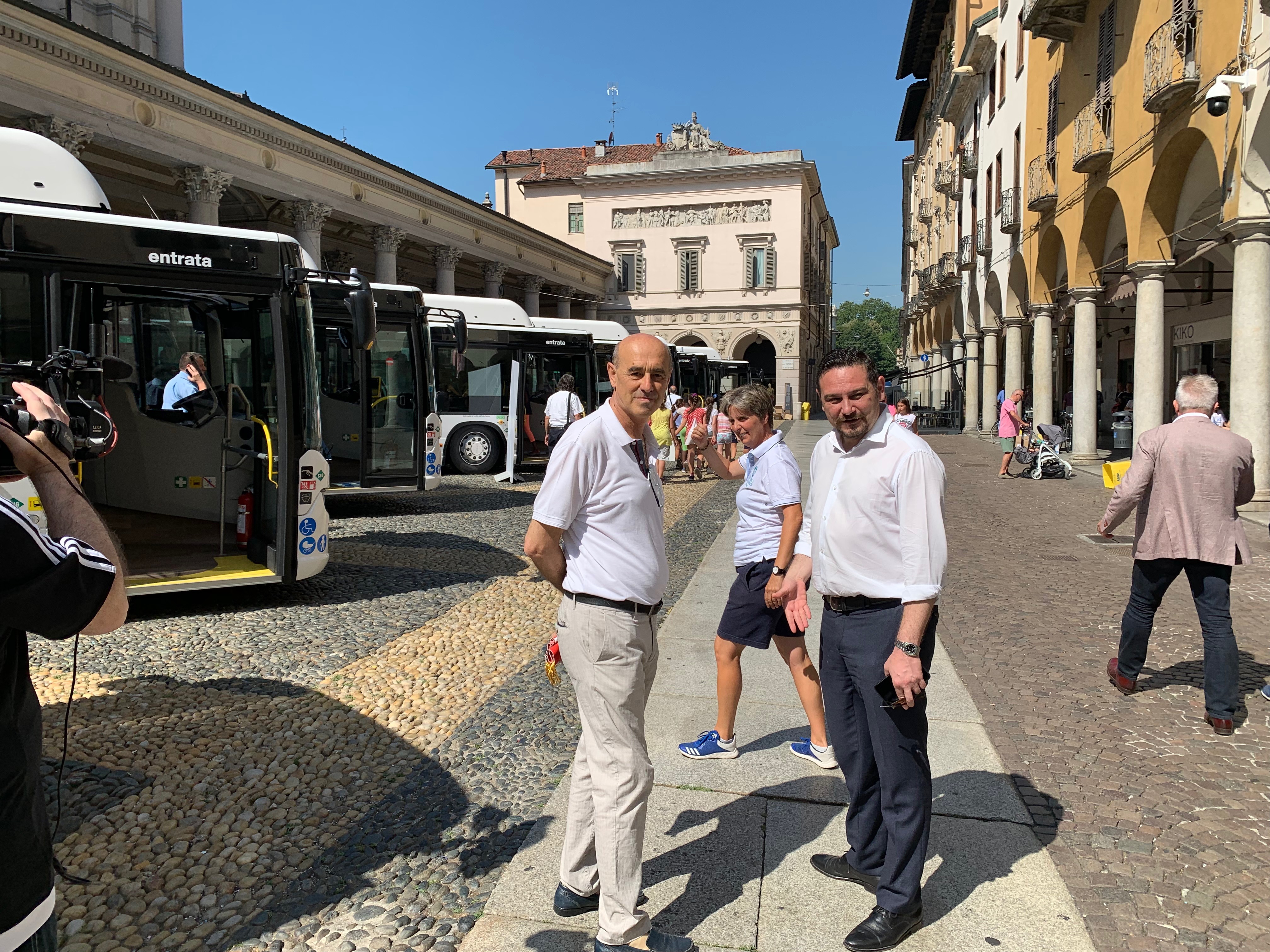 Presentati 7 nuovi pullman a metano della Sun