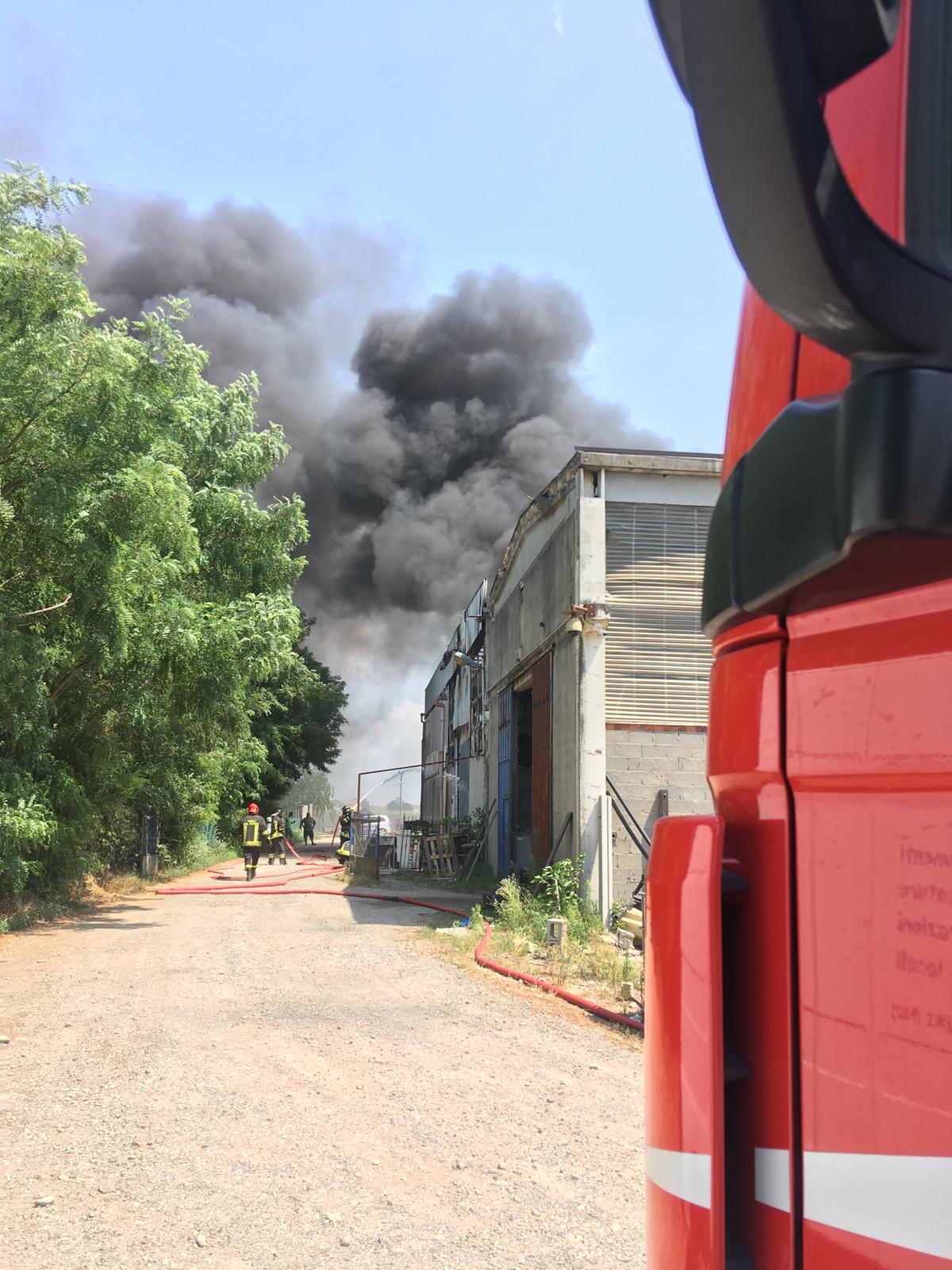 Cameri: fiamme da un capannone di via Matteotti