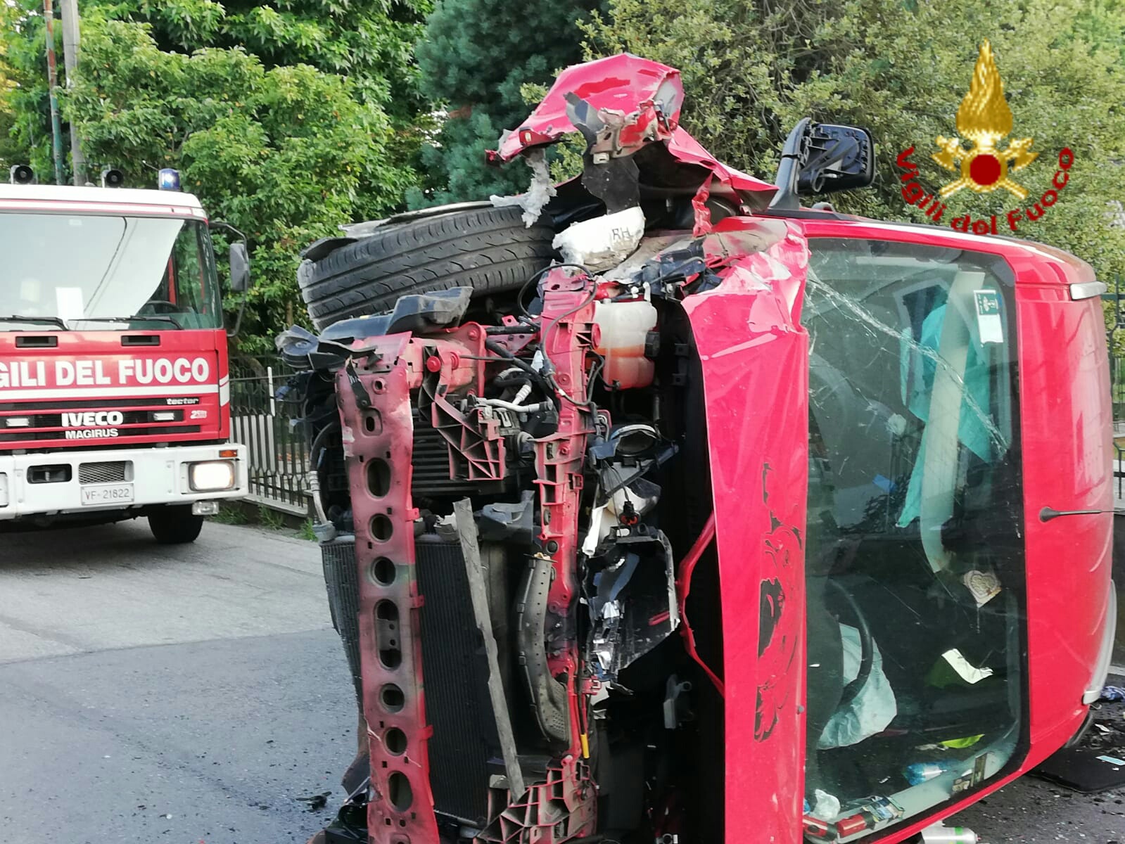 Incidente a Invorio, auto si ribalta su un lato