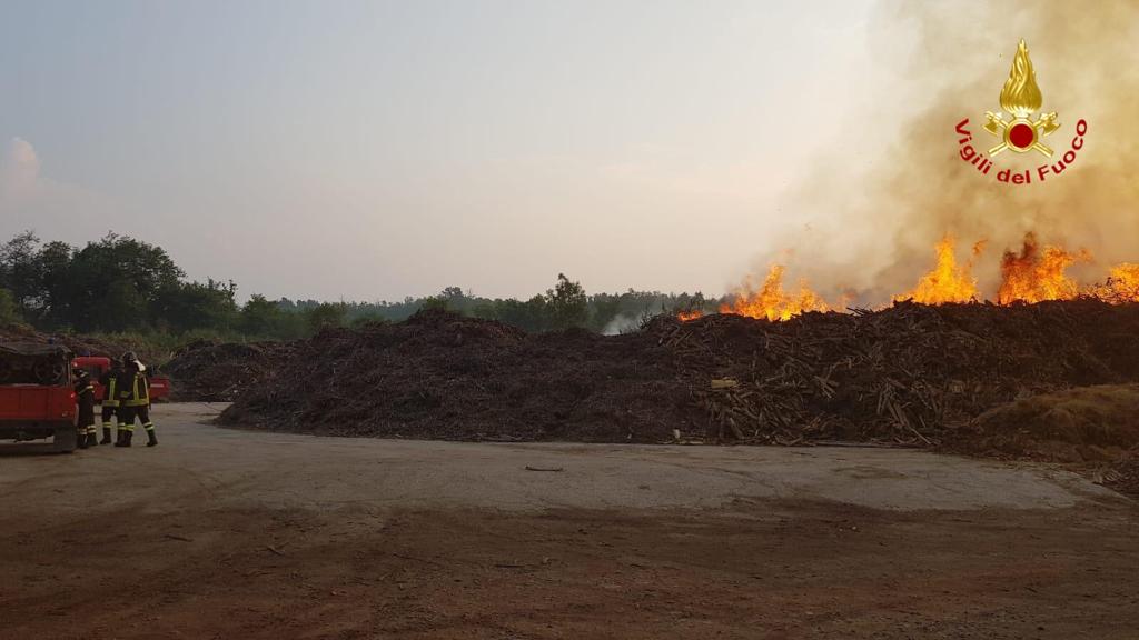 Ghemme: fiamme da un deposito di scarti di legname