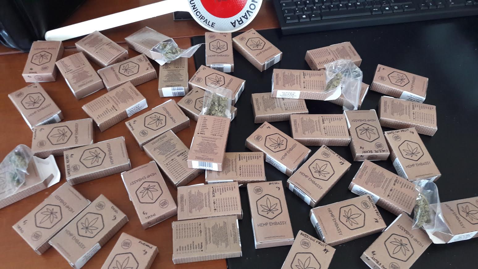 Vendita illegale di infiorescenze di canapa, commerciante denunciato dalla Polizia Locale