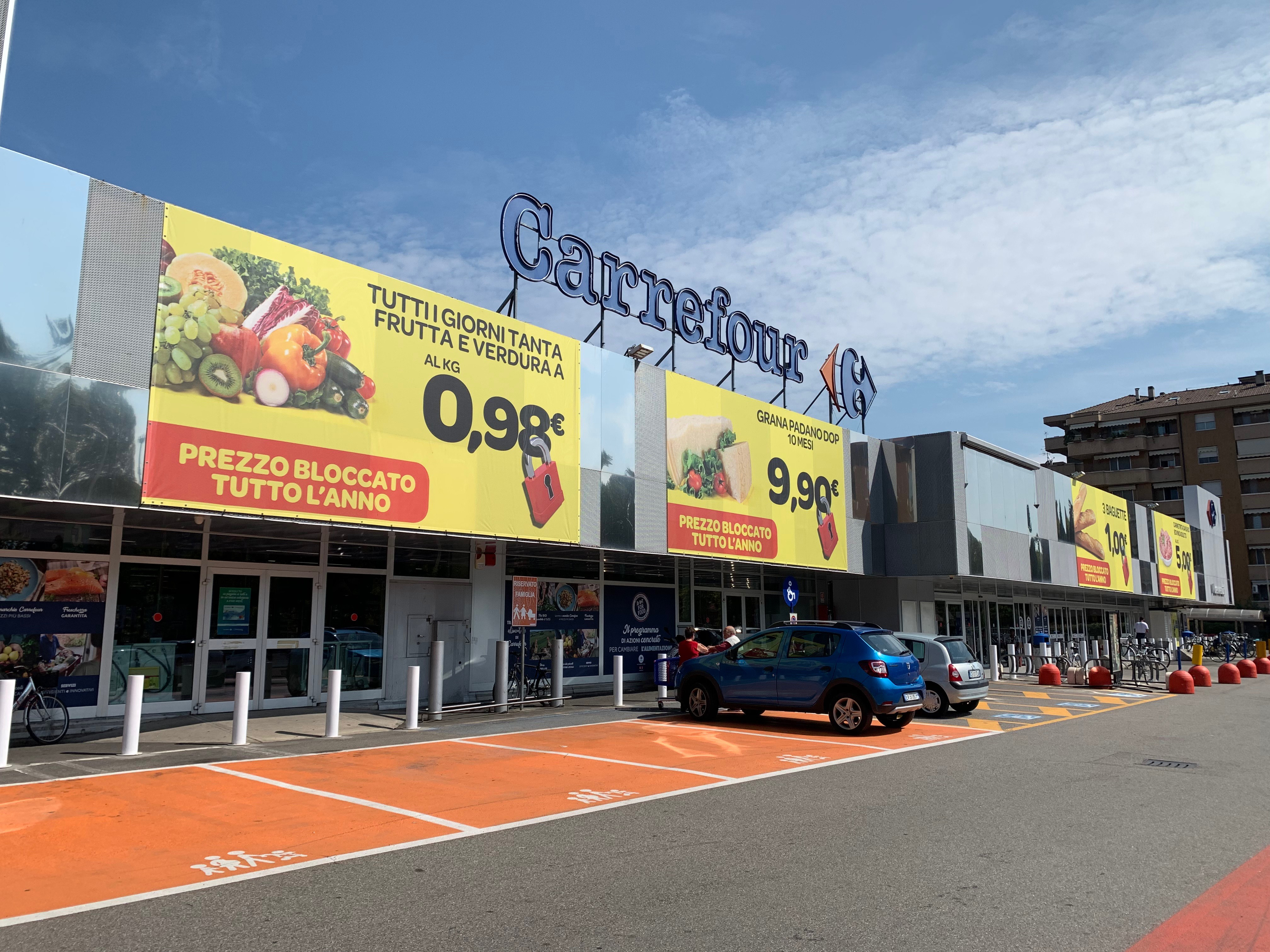 Novara, bulli al supermercato Carrefour, Questura in azione