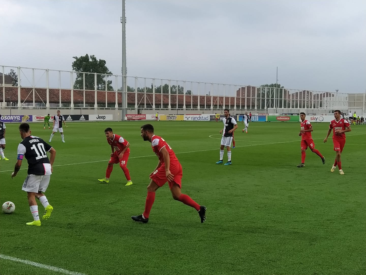 Il Novara perde 4 a 0 con la Juventus ma per un’ora tiene testa ai bianconeri