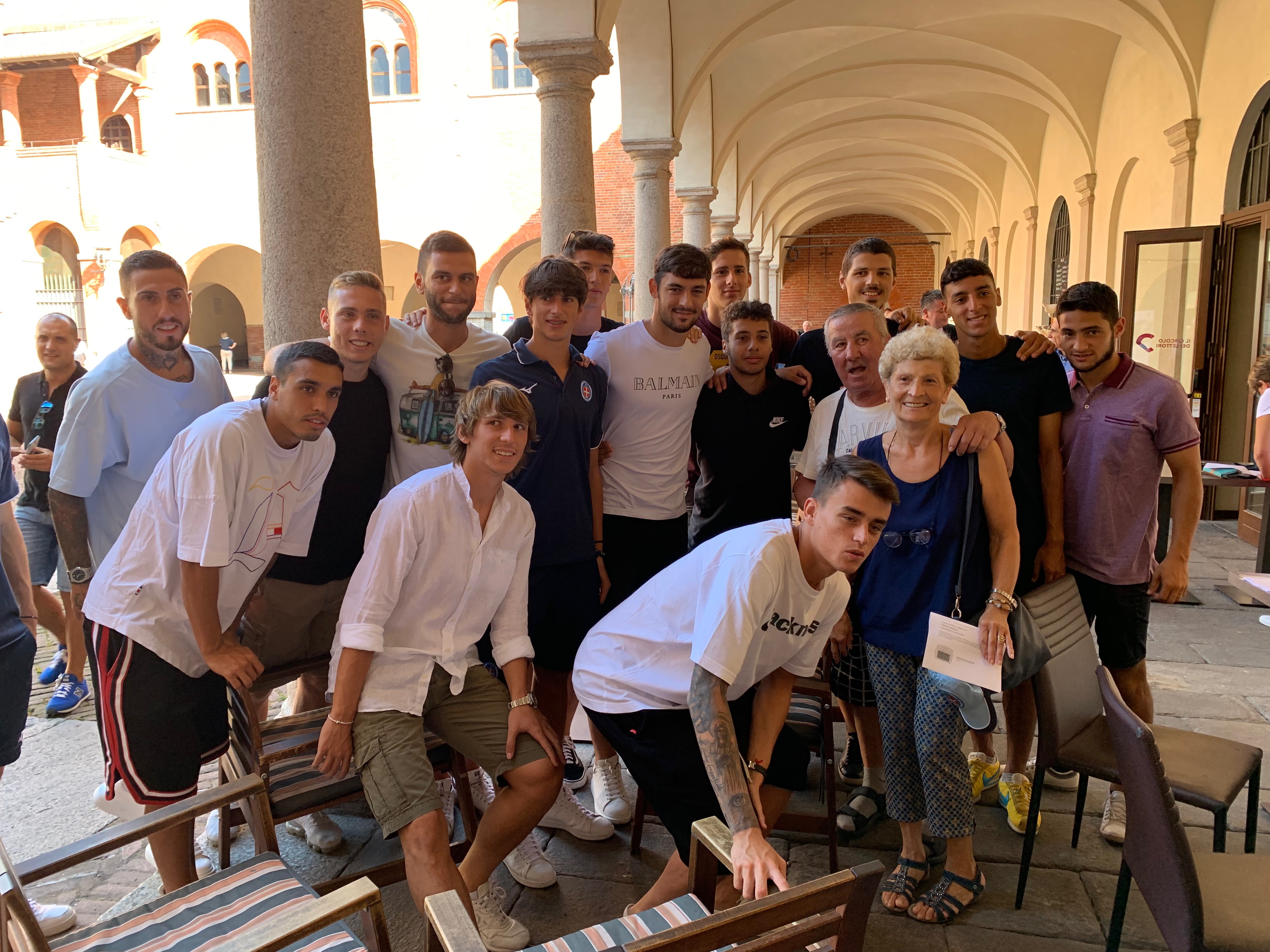 Novara calcio, oggi incontra i tifosi in centro al Broletto Food & Drink. Dal mercato arrivano gli attaccanti Capanni e Pinzauti